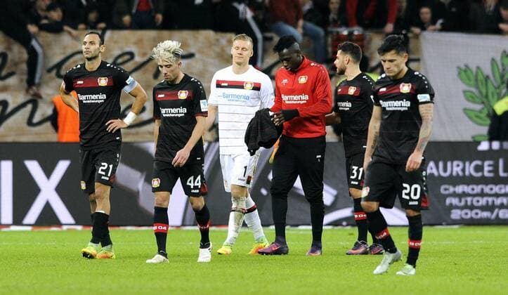 Fussball, Bundesliga, Deutschland, Herren, Saison 2016 2017, 11. Spieltag, BayArena Leverkusen, Bayer Leverkusen (schwarz) - RB Leipzig (rot) 2:3; Bayer-Spieler Ömer Toprak (Leverkusen), Kevin Kampl (Leverkusen), Bernd Leno (Leverkusen), , Kevin Volland (Leverkusen), Charles Aranguiz (Leverkusen) verlassen frustriert das Feld. Enttäuschung, Frust, Aktion.