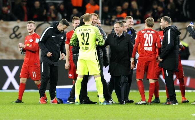 Fussball, Bundesliga, Deutschland, Herren, Saison 2016 2017, 11. Spieltag, BayArena Leverkusen, Bayer Leverkusen (schwarz) - RB Leipzig (rot) 2:3; Schlussjubel Leipzig, Trainer Ralph Hasenhüttl (Leipzig), Sportdirektor Ralf Rangnick (Leipzig), Marcel Halstenberg (Leipzig). Jubel, Freude, Aktion.