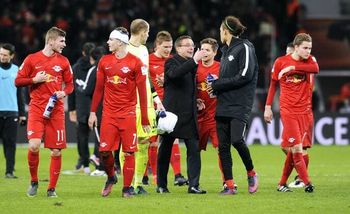 Fussball, Bundesliga, Deutschland, Herren, Saison 2016 2017, 11. Spieltag, BayArena Leverkusen, Bayer Leverkusen (schwarz) - RB Leipzig (rot) 2:3; Schlussjubel Leipzig, Sportdirektor Ralf Rangnick (Leipzig), Yussuf Poulsen (Leipzig), Marcel Sabitzer (Leipzig), Timo Werner (Leipzig). Jubel, Freude, Aktion.