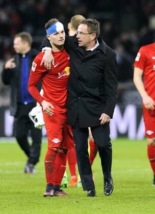Fussball, Bundesliga, Deutschland, Herren, Saison 2016 2017, 11. Spieltag, BayArena Leverkusen, Bayer Leverkusen (schwarz) - RB Leipzig (rot) 2:3; Schlussjubel Sportdirektor Ralf Rangnick (Leipzig) und Marcel Sabitzer (Leipzig). Jubel, Freude, Aktion.