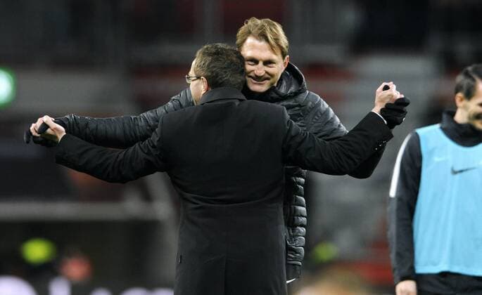 Fussball, Bundesliga, Deutschland, Herren, Saison 2016 2017, 11. Spieltag, BayArena Leverkusen, Bayer Leverkusen (schwarz) - RB Leipzig (rot) 2:3; Schlussjubel Trainer Ralph Hasenhüttl (Leipzig) und Sportdirektor Ralf Rangnick (Leipzig). Jubel, Freude, Aktion.