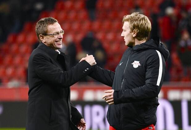 BayArena Leverkusen 18.11.2016, 1. Fussball Bundesliga Saison 2016 17 11.Spieltag, Bayer 04 Leverkusen vs. RB Leipzig ---- Sportdirektor Ralf Rangnick beglückwünscht Torschütze Emil Forsberg (Leipzig)