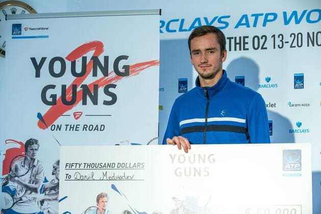 ATP Tennis Herren Finals: Daniil Medvedev Danil Medvedev (RUS) presented by ATP Executive Chairman and President, Chris Kermode in UK.  AlbertoxPezzali PacificxPress