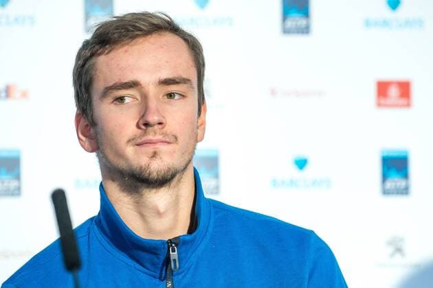 ATP Tennis Herren Finals: Daniil Medvedev Danil Medvedev (RUS) presented by ATP Executive Chairman and President, Chris Kermode in UK.  AlbertoxPezzali PacificxPress