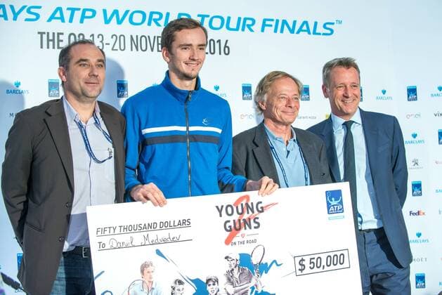 ATP Tennis Herren Finals: Daniil Medvedev Barclays ATP Finals: Danil Medvedev (RUS) presented by ATP Executive Chairman and President, Chris Kermode in UK.  AlbertoxPezzali PacificxPress