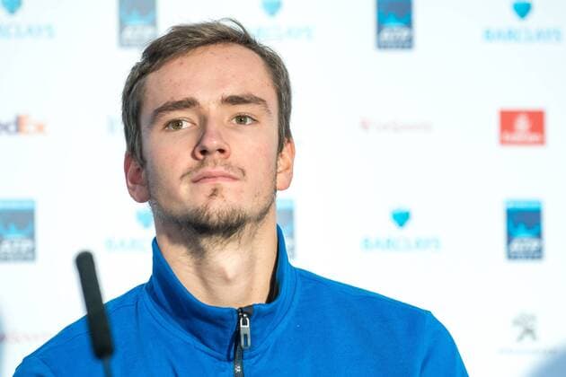 ATP Tennis Herren Finals: Daniil Medvedev Danil Medvedev (RUS) presented by ATP Executive Chairman and President, Chris Kermode in UK.  AlbertoxPezzali PacificxPress