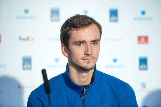ATP Tennis Herren Finals: Daniil Medvedev Danil Medvedev (RUS) presented by ATP Executive Chairman and President, Chris Kermode in UK.  AlbertoxPezzali PacificxPress