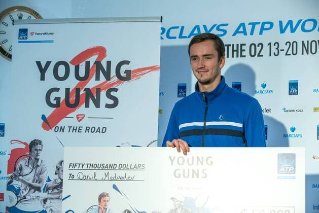 ATP Tennis Herren Finals: Daniil Medvedev Danil Medvedev (RUS) presented by ATP Executive Chairman and President, Chris Kermode in UK.  AlbertoxPezzali PacificxPress