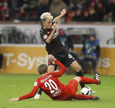 Foto : Kevin Kampl ( Leverkusen ) gegen Benno Schmitz Fussball 1. Bundesliga , am Fr. 18.11.2016 Bayer 04 Leverkusen - Leipzig 2 - 3