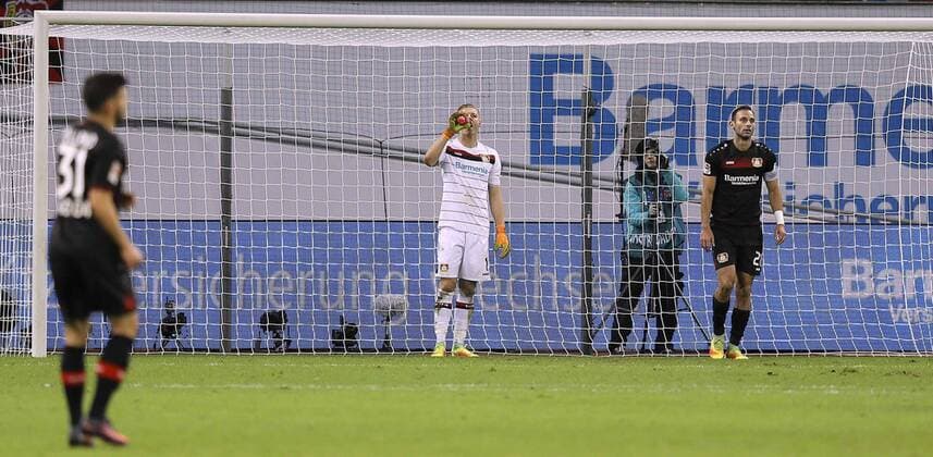 Foto : Verlierer Leverkusen , Bernd Leno und Ömer Toprak Fussball 1. Bundesliga , am Fr. 18.11.2016 Bayer 04 Leverkusen - Leipzig 2 - 3