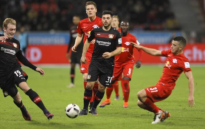 Foto : Kevin Volland ( Leverkusen ) gegen Demme , rechts und Halstenberg Fussball 1. Bundesliga , am Fr. 18.11.2016 Bayer 04 Leverkusen - Leipzig 2 - 3