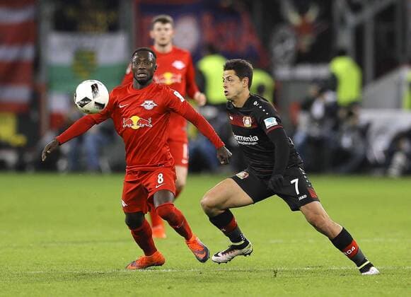 Foto : Chicharito ( Leverkusen ) gegen Naby Keito , links Fussball 1. Bundesliga , am Fr. 18.11.2016 Bayer 04 Leverkusen - Leipzig 2 - 3