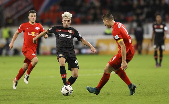 Foto : Kevin Kampl ( Leverkusen ) gegen Willi Orban Fussball 1. Bundesliga , am Fr. 18.11.2016 Bayer 04 Leverkusen - Leipzig 2 - 3