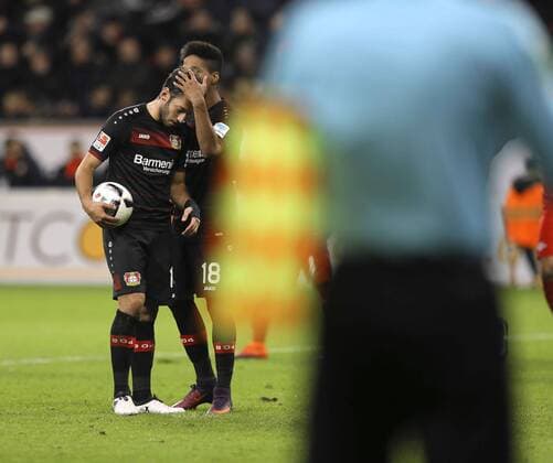 Foto : Hasan Calhanoglu ( Leverkusen ) verschiesst den Elfmeter , findet Trost bei Wendell Fussball 1. Bundesliga , am Fr. 18.11.2016 Bayer 04 Leverkusen - Leipzig 2 - 3