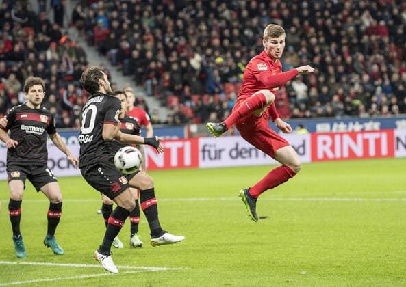 Szene zum Tor zum 1:1, Timo WERNER r. (L), gegen Hakan CALHANOGLU (LEV), Aktion, Zweikampf, Fussball 1. Bundesliga 11. Spieltag, Bayer 04 Leverkusen (LEV) - RB Leipzig (L), am 18.11.2016 in Leverkusen Deutschland.