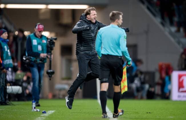 18. November 2016: Leverkusen, BayArena: Fussball 1. Bundesliga: Bayer 04 Leverkusen - RB Leipzig: Leipzigs Trainer Ralph Hasenhuettl jubelt nach dem Schlusspfiff.