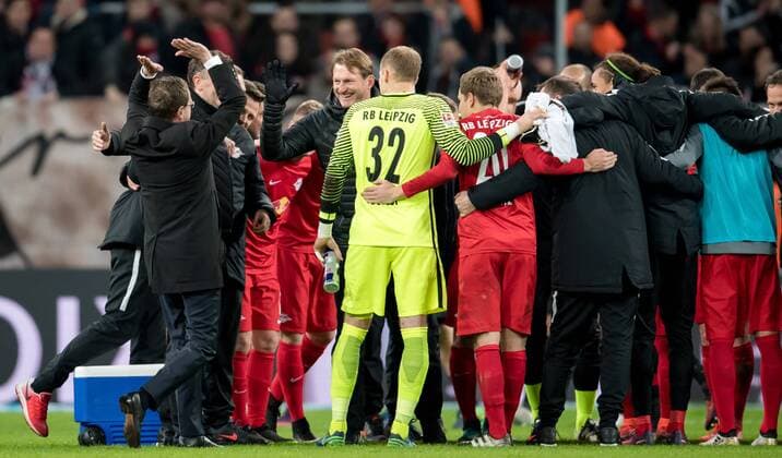 18. November 2016: Leverkusen, BayArena: Fussball 1. Bundesliga: Bayer 04 Leverkusen - RB Leipzig: Leipzigs Sportdirektor Ralf Rangnick (l) jubelt nach dem Schlusspfiff mit Trainer Ralph Hasenhuettl.