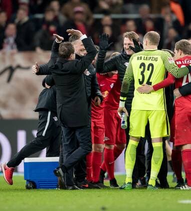 18. November 2016: Leverkusen, BayArena: Fussball 1. Bundesliga: Bayer 04 Leverkusen - RB Leipzig: Leipzigs Sportdirektor Ralf Rangnick (l) jubelt nach dem Schlusspfiff mit Trainer Ralph Hasenhuettl.