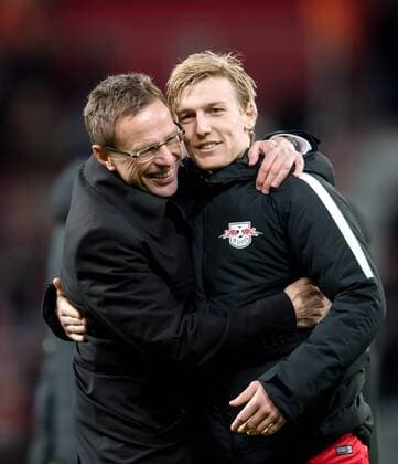 18. November 2016: Leverkusen, BayArena: Fussball 1. Bundesliga: Bayer 04 Leverkusen - RB Leipzig: Leipzigs Sportdirektor Ralf Rangnick (r) jubelt nach dem Schlusspfiff mit Emil Forsberg.