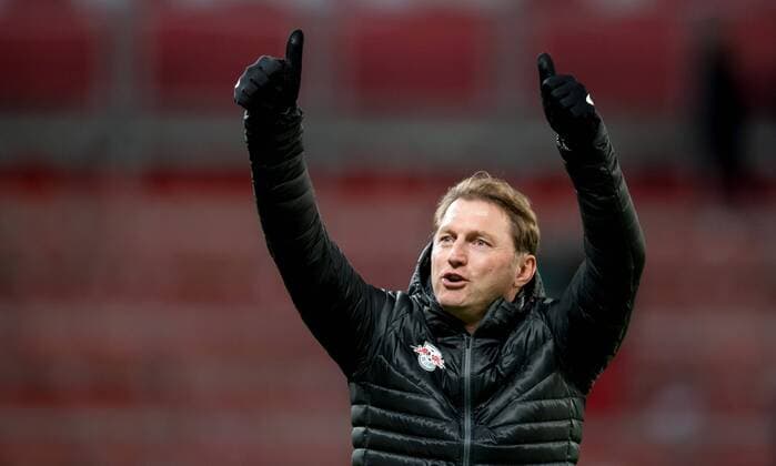 18. November 2016: Leverkusen, BayArena: Fussball 1. Bundesliga: Bayer 04 Leverkusen - RB Leipzig: Leipzigs Trainer Ralph Hasenhuettl jubelt nach dem Spiel mit den Fans.