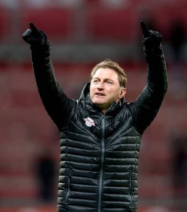 18. November 2016: Leverkusen, BayArena: Fussball 1. Bundesliga: Bayer 04 Leverkusen - RB Leipzig: Leipzigs Trainer Ralph Hasenhuettl jubelt nach dem Spiel mit den Fans.