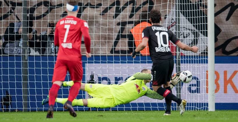 18. November 2016: Leverkusen, BayArena: Fussball 1. Bundesliga: Bayer 04 Leverkusen - RB Leipzig: Leipzigs Torwart Peter Gulacsi haelt den Elfmeter von Leverkusens Hakan Calhanoglu.