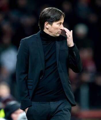 18. November 2016: Leverkusen, BayArena: Fussball 1. Bundesliga: Bayer 04 Leverkusen - RB Leipzig: Leverkusens Trainer Roger Schmidt nachdenklich.