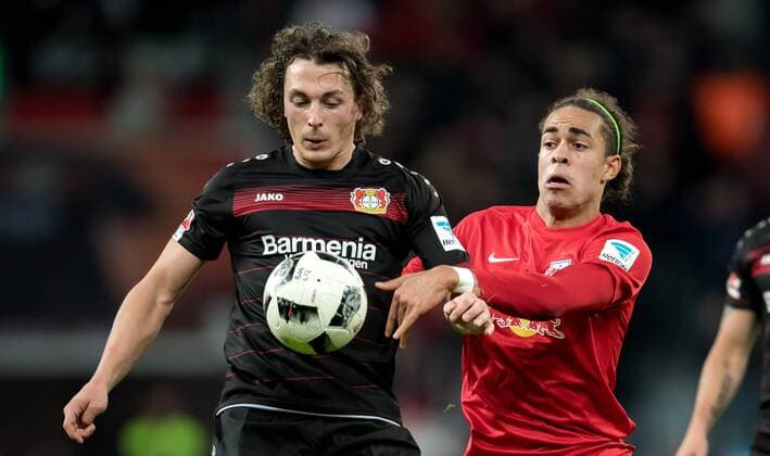 18. November 2016: Leverkusen, BayArena: Fussball 1. Bundesliga: Bayer 04 Leverkusen - RB Leipzig: Leipzigs Yussuf Poulsen (rot) gegen Leverkusens Julian Baumgartlinger.