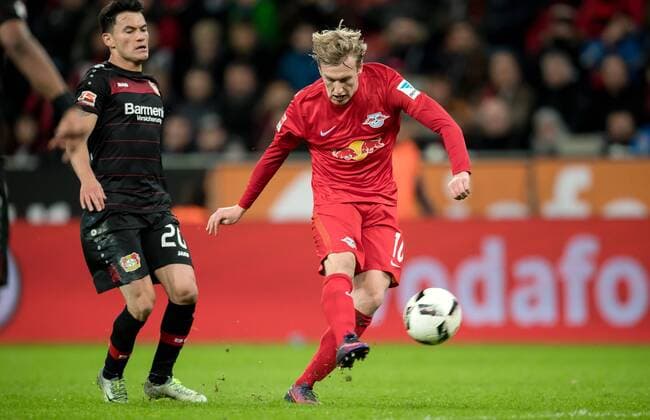 18. November 2016: Leverkusen, BayArena: Fussball 1. Bundesliga: Bayer 04 Leverkusen - RB Leipzig: Leipzigs Emil Forsberg (r) trifft gegen Leverkusens Charles Aranguiz zum 2:2.