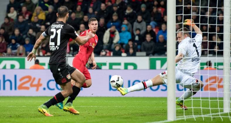 18. November 2016: Leverkusen, BayArena: Fussball 1. Bundesliga: Bayer 04 Leverkusen - RB Leipzig: Leipzigs Willi Orban (M) trifft gegen Leverkusens Torwart Bernd Leno (r) und Oemer Toprak zum 3:2.