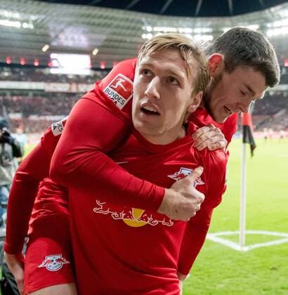 18. November 2016: Leverkusen, BayArena: Fussball 1. Bundesliga: Bayer 04 Leverkusen - RB Leipzig: Leipzigs Emil Forsberg (vorn) jubelt ueber seinen Treffer zum 2:2 mit Oliver Burke.
