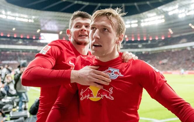 18. November 2016: Leverkusen, BayArena: Fussball 1. Bundesliga: Bayer 04 Leverkusen - RB Leipzig: Leipzigs Emil Forsberg (vorn) jubelt ueber seinen Treffer zum 2:2 mit Oliver Burke.