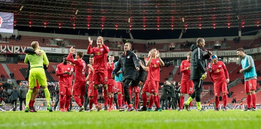 18. November 2016: Leverkusen, BayArena: Fussball 1. Bundesliga: Bayer 04 Leverkusen - RB Leipzig: Leipzigs Spieler jubelt nach dem Schlusspfiff mit den Fans.