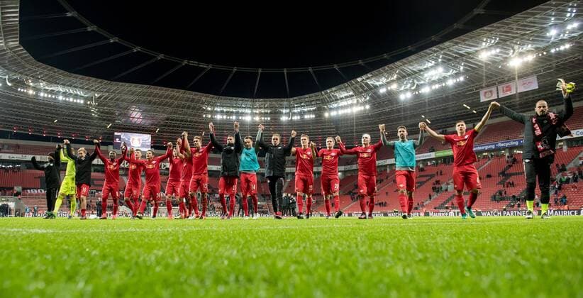 18. November 2016: Leverkusen, BayArena: Fussball 1. Bundesliga: Bayer 04 Leverkusen - RB Leipzig: Leipzigs Spieler jubelt nach dem Schlusspfiff mit den Fans.