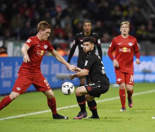 Bayer 04 Leverkusen - RB Leipzig 18.11.2016 Marcel Halstenberg Aktion gegen Kevin Volland (LEV) HM