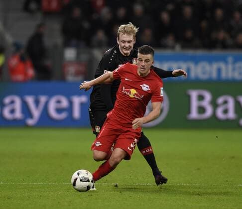 Bayer 04 Leverkusen - RB Leipzig 18.11.2016 Diego Demme (RB) Aktion vor Julian Brandt (LEV) HM