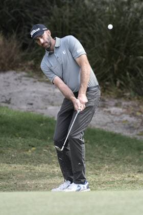 19.11.2016. Royal Sydney Golf Club, Sydney, Australia. Emirates Australian Open Golf 3rd Round. Geoff Ogilvy of Australia chips onto the green. xNigelxOwenx  ActionPlus11810956