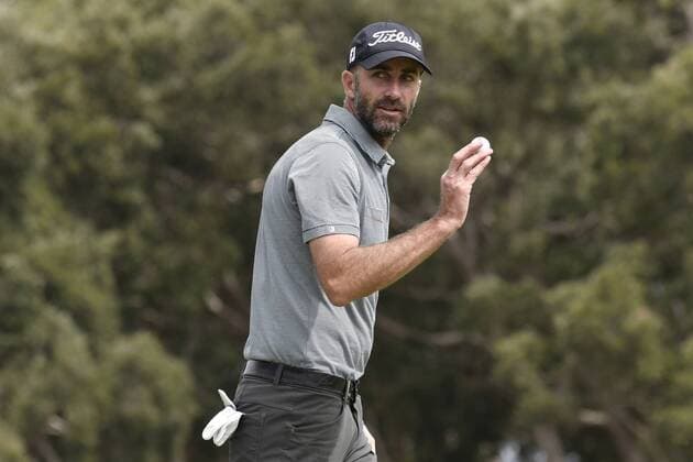 19.11.2016. Royal Sydney Golf Club, Sydney, Australia. Emirates Australian Open Golf 3rd Round. Geoff Ogilvy of Australia acknowledges the applause from the gallery. xNigelxOwenx  ActionPlus11810957