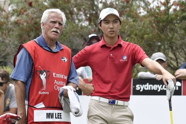19.11.2016. Royal Sydney Golf Club, Sydney, Australia. Emirates Australian Open Golf 3rd Round. Amateur Min Woo Lee of Australia looks at options from the tee with his caddie. xNigelxOwenx  ActionPlus11810981