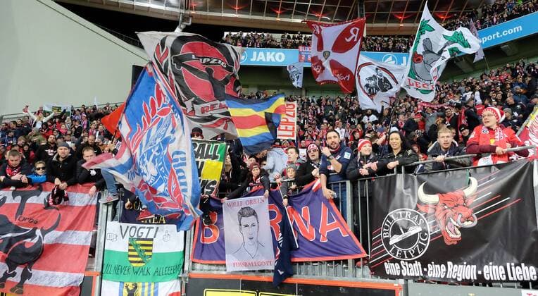 Leverkusen - RB Leipzig Fußball Bundesliga Leverkusen, 18.11.2016, BayArena, Fußball, 1.BL, GER, 11.Spieltag , Bayer 04 Leverkusen vs. RB Leipzig 2:3 (2:1) , Im Bild: Fans von RB Leipzig. ,