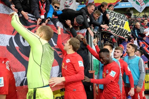 Leverkusen - RB Leipzig Fußball Bundesliga Leverkusen, 18.11.2016, BayArena, Fußball, 1.BL, GER, 11.Spieltag , Bayer 04 Leverkusen vs. RB Leipzig 2:3 (2:1) , RB Leipzig Schlussjubel, Fans. Im Bild, v.l.: Torwart Peter Gul‡csi Gulacsi, Benno Schmitz, Naby Keita, Dominik Franke, Timo Werner und Rani Khedira (RB Leipzig). ,