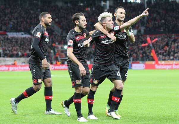 Leverkusen - RB Leipzig Fußball Bundesliga Leverkusen, 18.11.2016, BayArena, Fußball, 1.BL, GER, 11.Spieltag , Bayer 04 Leverkusen vs. RB Leipzig 2:3 (2:1) , Im Bild, v.l.: Jonathan Tah, Hakan Calhanoglu, Torschütze Kevin Kampl und Ömer Toprak (alle Leverkusen), Torjubel nach dem Treffer zum 1:0. ,