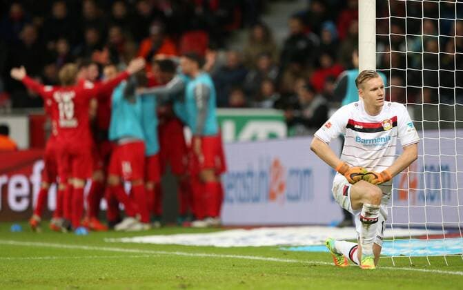 Leverkusen - RB Leipzig Fußball Bundesliga Leverkusen, 18.11.2016, BayArena, Fußball, 1.BL, GER, 11.Spieltag , Bayer 04 Leverkusen vs. RB Leipzig 2:3 (2:1) , Im Bild: Torwart Bernd Leno (Leverkusen) enttäuscht. Im Hintergrund bejubeln die Leipziger das Siegtor. ,