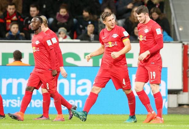 Leverkusen - RB Leipzig Fußball Bundesliga Leverkusen, 18.11.2016, BayArena, Fußball, 1.BL, GER, 11.Spieltag , Bayer 04 Leverkusen vs. RB Leipzig 2:3 (2:1) , Im Bild, v.l.: Naby Keita, Torschütze Willi Orban und Oliver Jasen Burke (beide RB Leipzig), Torjubel nach dem Siegtreffer zum 2:3. ,