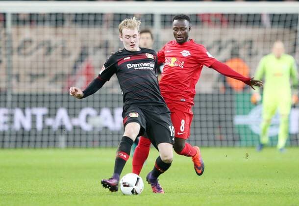 Leverkusen - RB Leipzig Fußball Bundesliga Leverkusen, 18.11.2016, BayArena, Fußball, 1.BL, GER, 11.Spieltag , Bayer 04 Leverkusen vs. RB Leipzig 2:3 (2:1) , Im Bild, v.l.: Julian Brandt (Leverkusen) und Naby Keita (RB Leipzig). ,