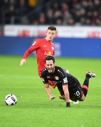 Fussball, 1.BL Saison 2016 2017, Spieltag 11, Bayer 04 Leverkusen-RB Leipzig , 18.11.2016, BayArena, Leverkusen, Hakan Calhanoglu, Bayer 04 LeverkusenDiego Demme, RB Leipzig,