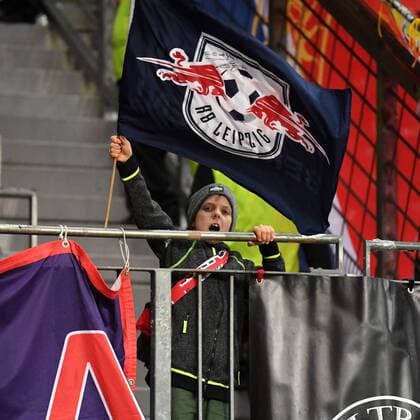 Fussball, 1.BL Saison 2016 2017, Spieltag 11, Bayer 04 Leverkusen-RB Leipzig , 18.11.2016, BayArena, Leverkusen, RB Leipzig junge Fan mit Fahnemit,