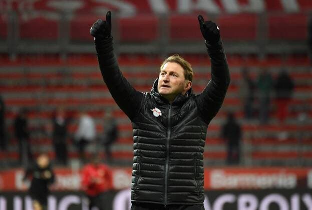 18.11.2016, xjhx, Fussball 1.Bundesliga, Bayer 04 Leverkusen - RB Leipzig, emspor, v.l. Trainer Ralph Hasenhuettl (RB Leipzig) jubeln jubelt nach Spielende. bedankt bedanken sich bei den Fans Leverkusen