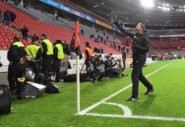 18.11.2016, xjhx, Fussball 1.Bundesliga, Bayer 04 Leverkusen - RB Leipzig, emspor, v.l. Trainer Ralph Hasenhuettl (RB Leipzig), bedankt bedanken sich bei den Fans Leverkusen