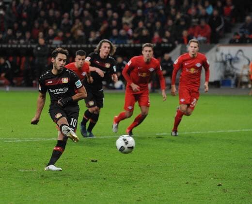 Bayer 04 Leverkusen - RB Leipzig 18.11.2016 Hakan Calhanoglu (LEV) kann diesen Elfmeter nicht verwandeln HM